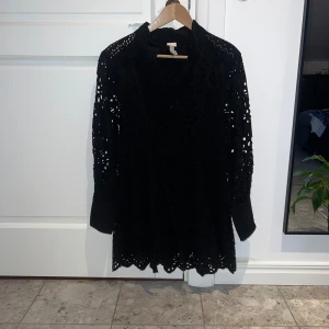 Svart klänning med spetsdetaljer - H&M. Klänningen är xs men passar både xs och s. Aldrig använd, perfekt skick. 