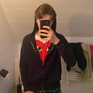 Mörkblå Kashmir hoodie från Barlucio - Säljer en stilren mörkblå kashmir hoodie från Barlucio. Perfekt för en stilren look och har inga defekter. Obs! Hoodien kommer tvättas innan den skickas!