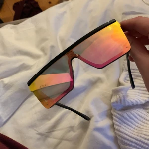 Säljer ett par solglasögon  - Säljer dom här solglasögonen. 