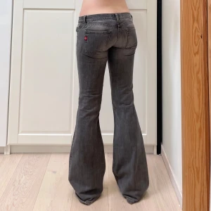 Superlågmidjade bootcut jeans🤩 - De perfekta grå jeansen!! Midja 38x2, gren 17 cm o innerben 84 cm. Jae 169 o xs-s o de är små i midjan❤️Märkta W26/L34 men absolut små i storleken, mer W24 men det är måtten som gäller