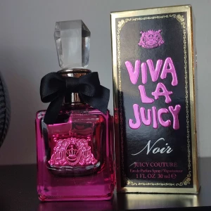 Juicy Couture Viva la Juicy Noir parfym i 30ml - Juicy Couture Viva la Juicy Noir. 30ML. Edp. Inte använd speciellt mycket. Uppskattar att det är ca 80% kvar då man inte kan se igenom flaskan. Tyvärr färgborfall runt korken, se bilderna.