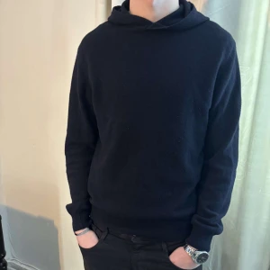 Oscar Jacobson mörk blå hoodie - Säljer en stilren mörkblå hoodie från Oscar Jabcobson. Denna hoddie är mycket eftertraktad just i mörkblå färg! Ny pris 1599 vårt pris 699. Knappt använd vilket är sällsynt på en sån här hoddie. 