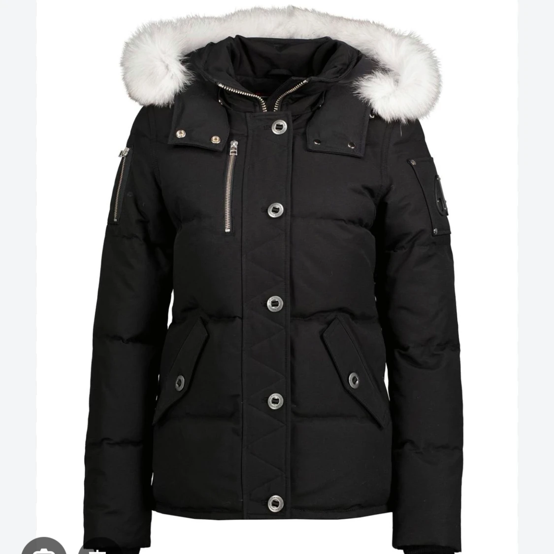 Svart dunjacka med pälsdetaljer