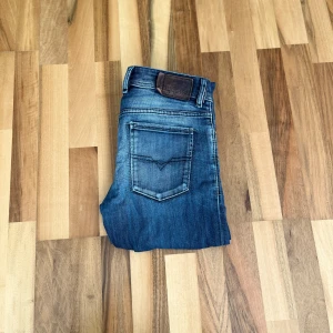 Diesel jeans i storlek 30/32 - Feta slim jeans från diesel i storlek 30/32, jeansen kan lukta lite men det går bort i tvätten. Kom gärna med bud!