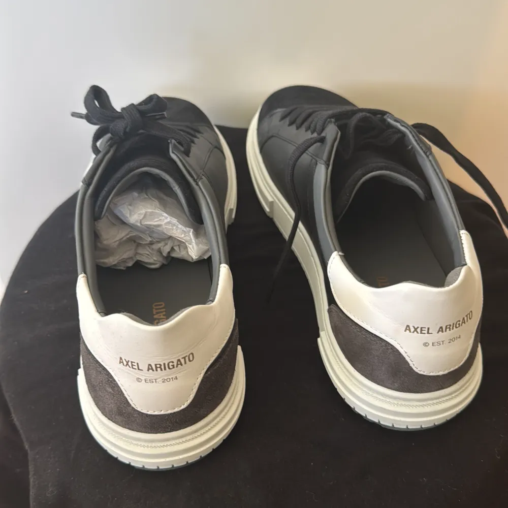 Snygga svarta sneakers från Axel Arigato storlek 43,. Aldrig använda. Kengät.