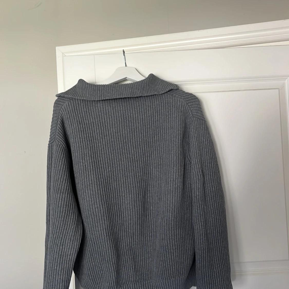 Grå ribbad tröja från Selected Homme - 1