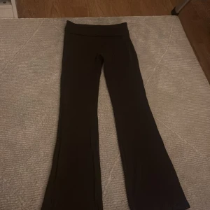 Bruna bootcut mjukisar - Snygga bruna bootcut mjukisar med låg midja man viker ner. Perfekta för en stilren look. Byxorna har en bekväm passform och är gjorda i ett mjukt material. Säljer då det är för stora för mig. Storlek small men skulle också passa medium.