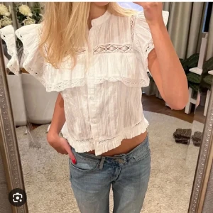 Zara blus - Fin trendig blus från zara som ej säljs längre, aldrig använd! Storlek L men små i storlek och passar därmed S!!💗🎀🌺😍🥰