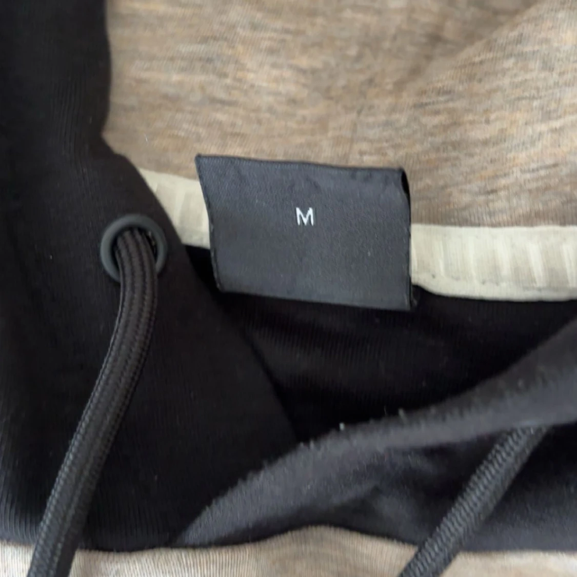 Grå och svart hoodie från Hugo Boss - 3