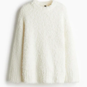 Vit fluffig tröja - Mysig vit tröja med fluffig textur. Perfekt för kyliga sommarkvällar och nu på våren. Skriv för fler bilder eller pris😊