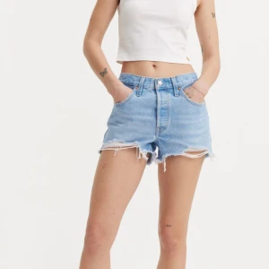 Levi’s shorts - Ett par sjukt snygga Levis jeans shorts i blå färg. Har använts en gång, och skälet till att jag säljer dessa är pga att jag köpte de i fel storlek💕