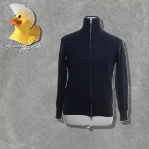  Soft Goat zip kashmir - Hej säljer denna 100% kashmir hel zip från Soft goat. Storlek S. Passar mig bra som är 172cm. Använt 1-3 gånger och har inte tvättat tröjan alls. Alltså är den inte nopprig. 