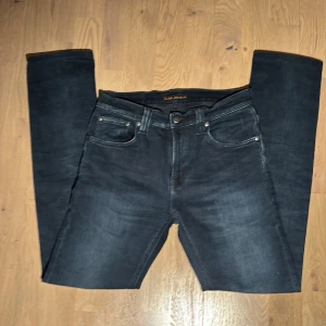 Svarta jeans från Nudie Jeans - Säljer ett par feta Nudie Jeans i en skön grå färg 🤩| Storlek 28/32 känns som 28/30 | Nypris 1600kr mitt pris 550kr | Skicket är jättebra inga tecken på användning|    Perfekta för en snygg stilren look. Hör av er vid minsta lilla fråga eller fundering!!