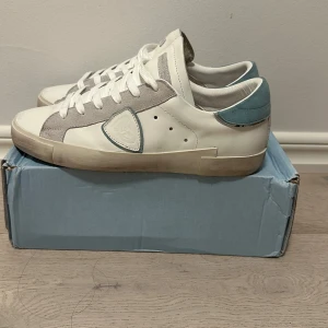 Philippe model skor - Sjukt snygga och populära Philippe model skor! Dessa är superfräscha och passar perfekt inför våren och sommaren. 9/10 skick, använda 2,3 gånger! Pris kan diskuteras vid snabb och smidig affär.