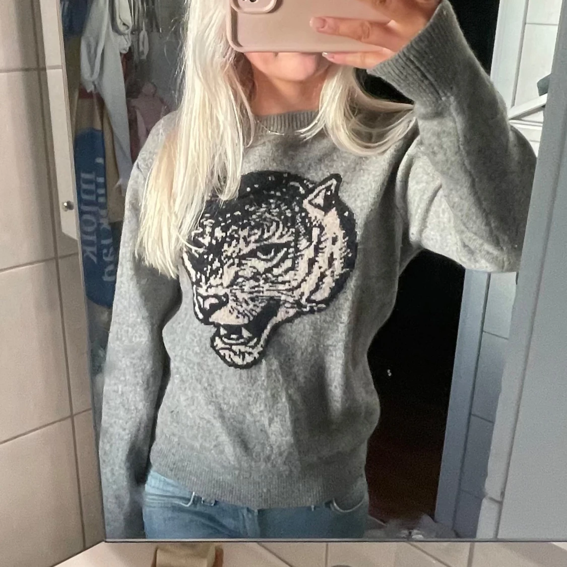 Grå tröja med tigertryck  - 1