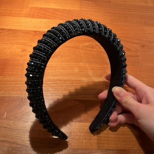 Mörkblått diadem med pärlor/glitter - Mörkblått / marinblått diadem dekorerat med glittriga pärlor. Aldrig använt. 