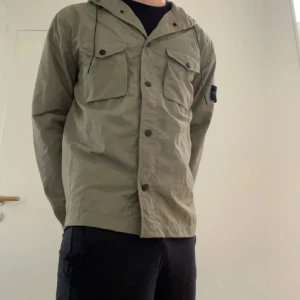 stone island windbreaker - säljer min stone island windbreaker då den ej passar mig längre, storlek XL men passar mer L. Jackan är i använt skick kom pm vid frågor