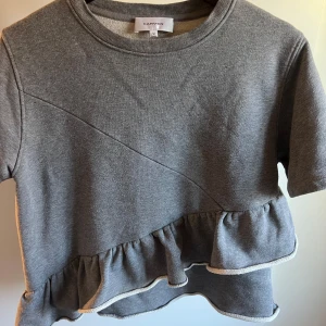 Volang T-shirt  - T-shirt med volanger från carven i storlek M💞 