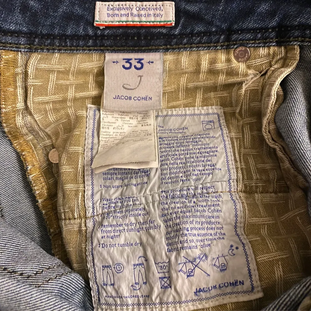 Snygga blå jeans från Jacob Cohen med knappgylf och klassisk femficksdesign. Jeansen har en stilren look med lätt slitna detaljer och en bekväm passform. Nypris 5000. Farkut & Housut.