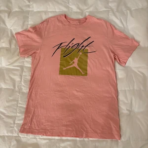 T-shirt Jordan air jumpman - Nike air jordan t-shirt från kollektionen flight. Färgen är peach/rosa och storlek M. Oanvänd i helt felfritt skick. Nypris var 550kr. 