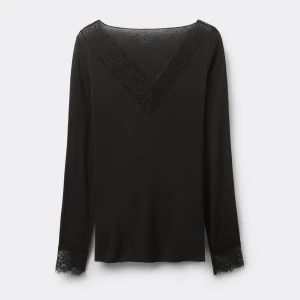 Svart långärmad topp med spetsdetaljer - Säljer min superfina intimissimi kashmir tröja i svart då den inte kommer till användning längre ❤️ Tröjan är i nästan nyskick, finns en få defekt som man kan enkelt tvätta bort. Kp för egna bilder och skicka gärna prisförslag 🥰