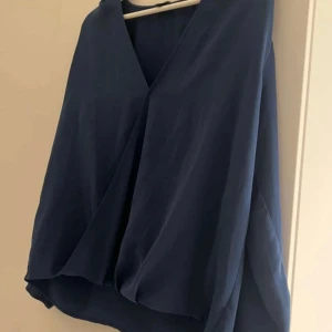 Blå blouse  - Säljer nu denna jättefina blousen jag köpte den ifrån vinted men kunde tyvärr inte ha den då den var för stor🫤 men tyckte annars jättemycket om den. Denna bild var ganska dålig så hör av dig om du vill ha fler bilder så löser vi de!💗Priset kan alltid diskuteras!! Förlåt för smutsig spegel 🪞 