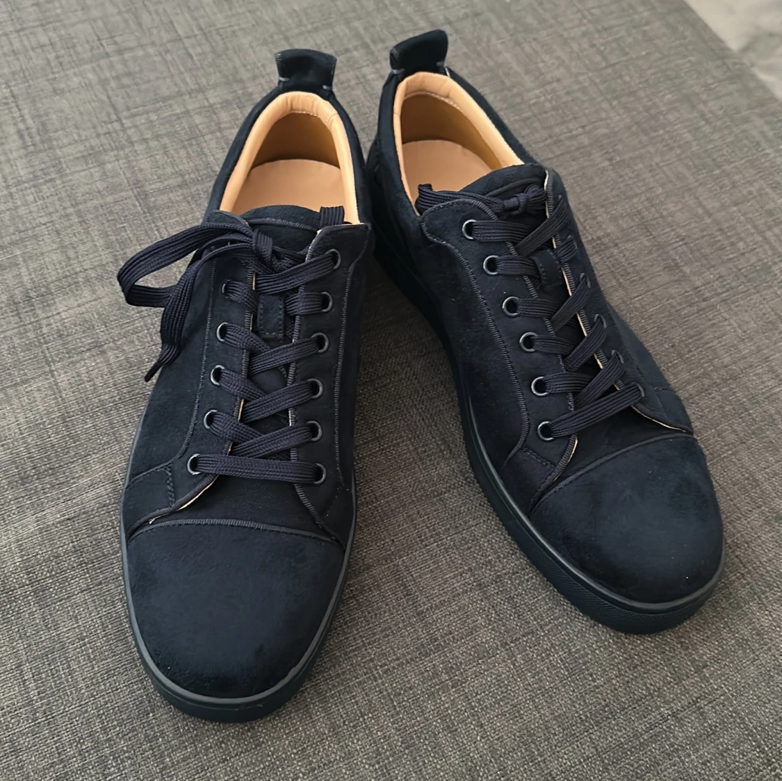 Mörkblå sneakers med röd sula - 2