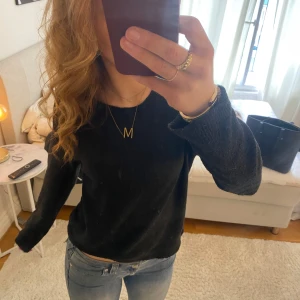 Svart tröja med långa ärmar - Säljer en stilren stickad svart tröja med långa ärmar. Perfekt för en avslappnad look. Tröjan har en enkel design och passar bra till jeans.