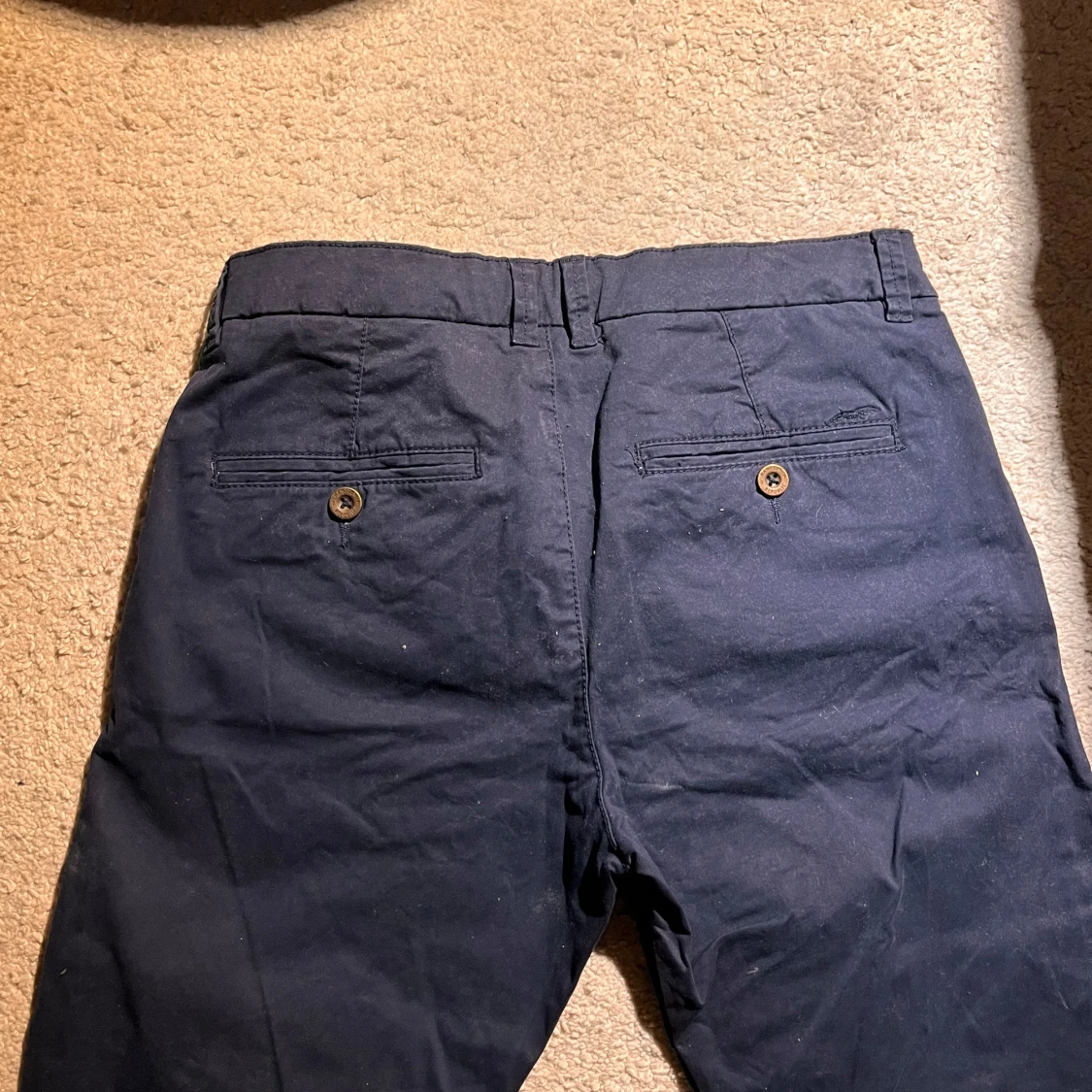 Mörkblåa chinos från Hampton Republic - 2