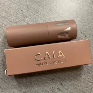 Caia - Caia matte lipstick i färgen pink party säljer för att det var i fel färg för mig har endast dragit de lätt på handen så den är som ny. ❤️