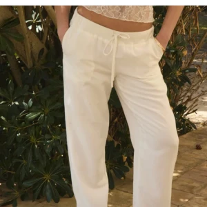 Vita linnebyxor med snörning - Snygga och bekväma vita linnebyxor med snörning i midjan från Nelly. Perfekta för en avslappnad stil med en loose passform. Byxorna har en enkel design som gör dem lätta att matcha med olika toppar. Dom är väldigt lika Alobha Label byxorna. De är i storlek M men har krympt lite i tvätten så de är något kortare i benen❤️de har även ett lager under linnet som gör att de inte är genomskinliga❤️De är något noppriga annars i bra skick❤️