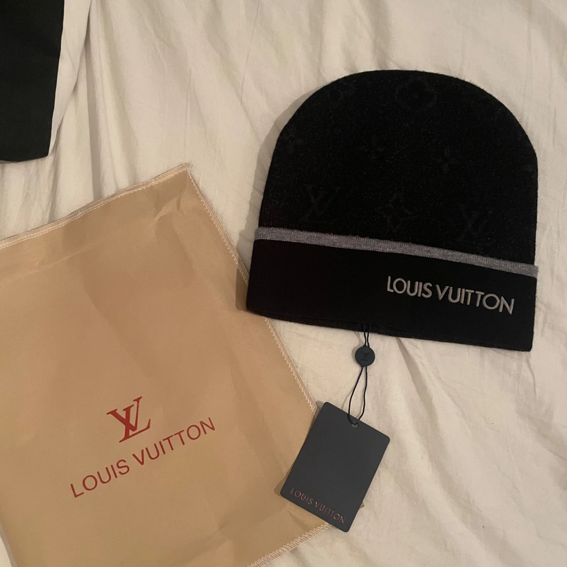 Svart mössa från Louis Vuitton - 1