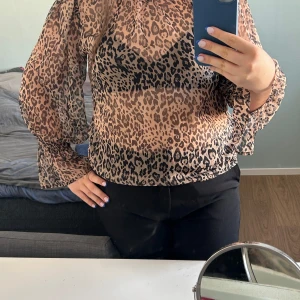 Super fin blus  - Super fin blus med leopard mönster, använd ca 1 gång 