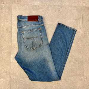 Tiger of sweden jeans - Schyssta blå jeans med urtvättad look från Tiger of sweden. Skick 9/10 Jeansen är endast använda ett fåtal gånger | Model: Evolve | Storlek: W:32 L32 | Nypris ligger på 1499kr | Det är bara att skriva om ni har frågor eller funderingar!