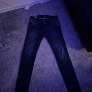 Mörkblå jeans från Replay - Snygga mörkblå jeans från Replay, modell Anbass. De har en slim passform och är tillverkade i ett stretchigt material för extra komfort. Perfekta för en stilren look. Pris ej hugget i sten!