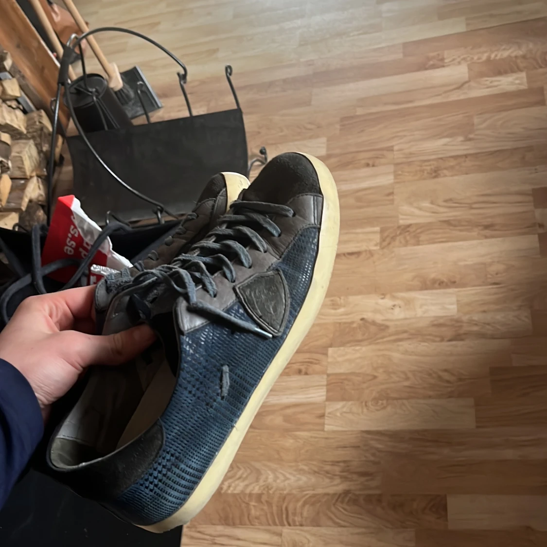 Blå sneakers med snörning