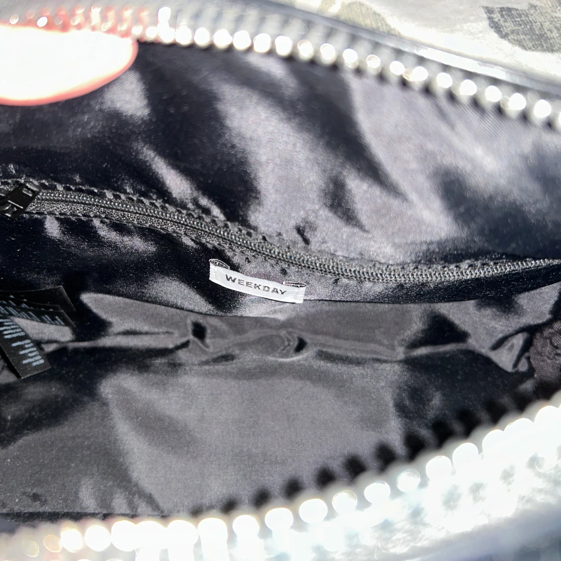 Svart handväska med nitar från Weekday - 3