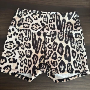 Leopardmönstrade shorts från Shein - Snygga leopardmönstrade shorts från Shein med hög midja. Perfekta för en trendig look. Tillverkade i ett bekvämt syntetmaterial som ger en skön passform. Oanvända 