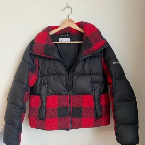 Röd och svart pufferjacka från Columbia - Säljer denna coola pufferjacka från Columbia i röd och svart med flanell-mönster. ❤️‍🔥Jackan är i storlek M men är lite liten i storleken så den sitter som en S. 💕Jackan är använd men i mycket bra skick, inga hål eller fläckar. Fler bilder finns att få🫶🏼Bilden längst till höger är en likadan jacka men i annan färg 🥰