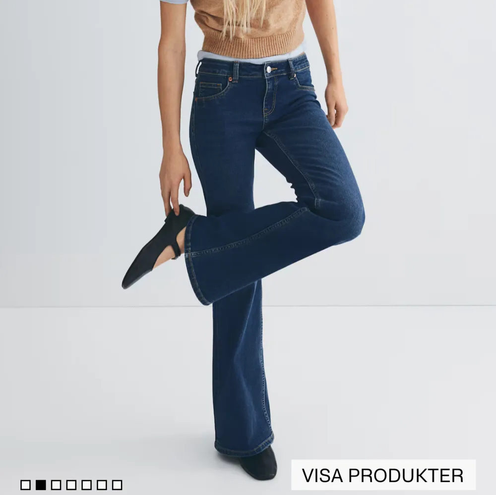Snygga mörkblå utsvänga jeans med låg midja från hm. Bra skick!. Farkut & Housut.
