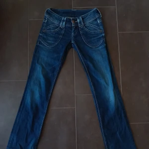 Blå jeans från Pepe Jeans - Skitsnygga blå jeans från Pepe Jeans, lite bootcut 💕 Är 163cm, men dom är lite långa för mig. Inga defekter 👌 