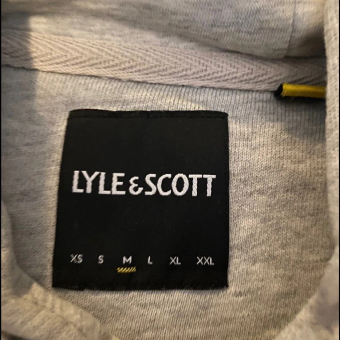 Grå hoodie från Lyle & Scott - 1