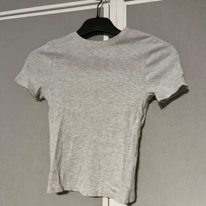 Grå ribbad t-shirt - Basic grå tröja som är sparsamt använd!