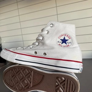 Converse ( helt nya )  - Ett par vita converse som inte kommit till andvändning i storlek 39. Helt nya och perfekt nu till sommaren eller kanske som studentskor ☺️