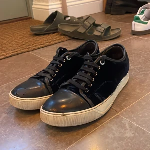 Marinblå lanvins - Marinblå lanvins i storlek uk 6/ 40. Skick 6/10. Skriv om ni undrar något.