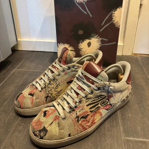 Valentino Garavani Skor - Valentino Garavani Skor - storlek 43/44 - väl använda - pris 849kr - Box ingår - vid frågor eller funderingar är det bara att skriva!