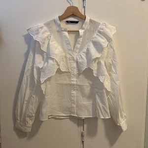 Zara blus - En helt oanvänd blus från Zara!🤍