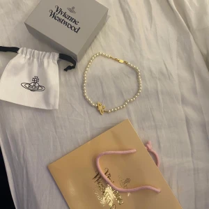 Pearl choker halsband från Vivienne Westwood (läs beskrivningen) - Skulle ge till bruden men den lämna mig, någon som är snäll nog och kan hjälpa mig få bort den från mitt hus är ni snälla 🙏🏼💔 (Du får strumporna på köpet) pärl choker halsband från Vivienne Westwood med guldhänge aldrig använd. 