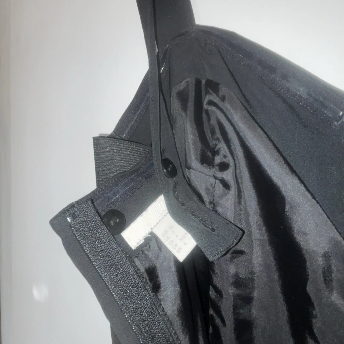 Svart jumpsuit med breda axelband - 3