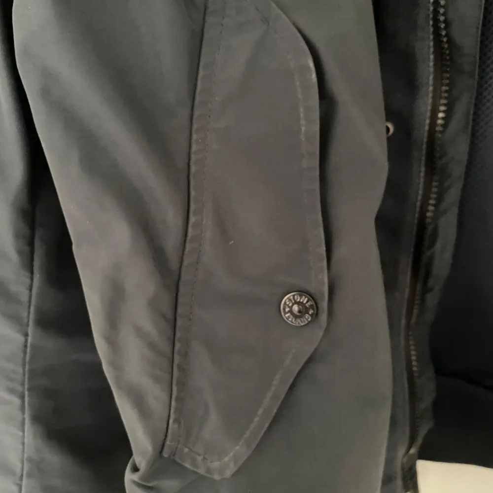 Den har används varsamt. Fungerar under alla årstider. Storlek M, men kan även passa dig som annars har S. Inga större defekter, bara liten defekt inuti fickorna men det är något som absolut inte syns när fickan är stängd vilket också visas på bild 4. Självfallet äkta med fungerande QR kod. Kontakta gärna vid fler frågor :). Takit.